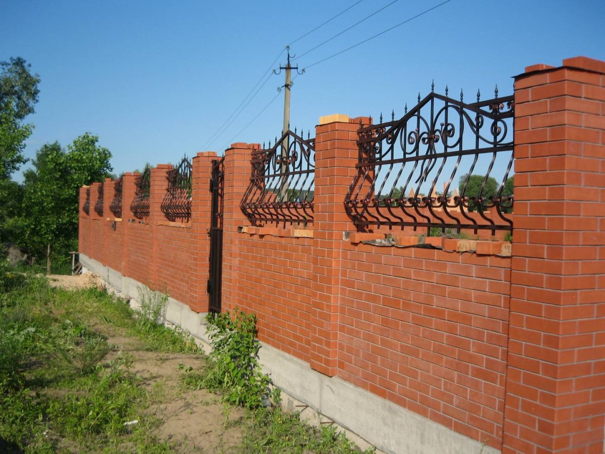 Кирпичный забор с кованными элементами