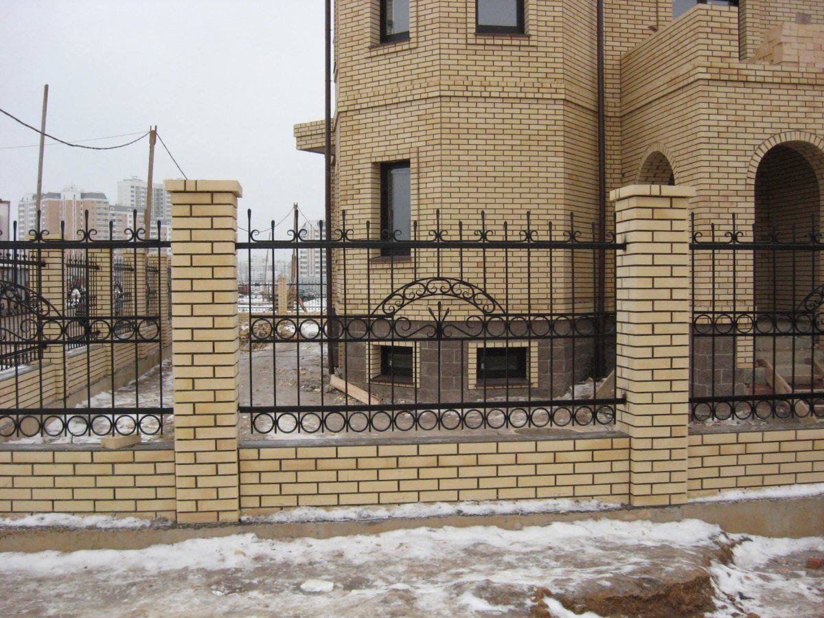 Коварный забор с корпичными столбами