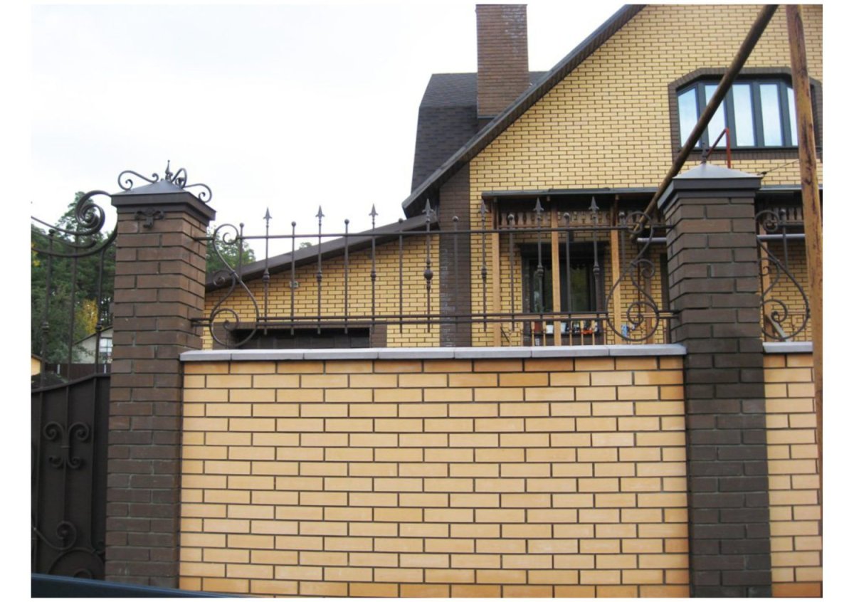 Забор из желтого кирпича