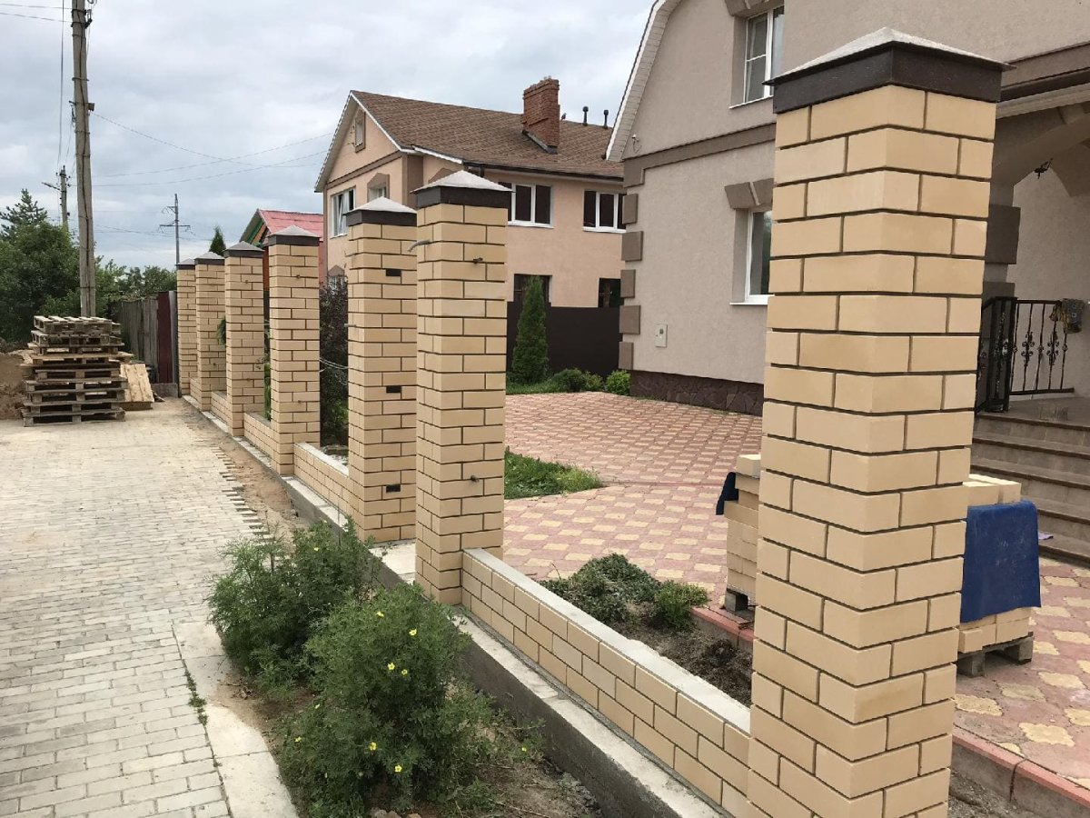 Забор с кирпичными столбами