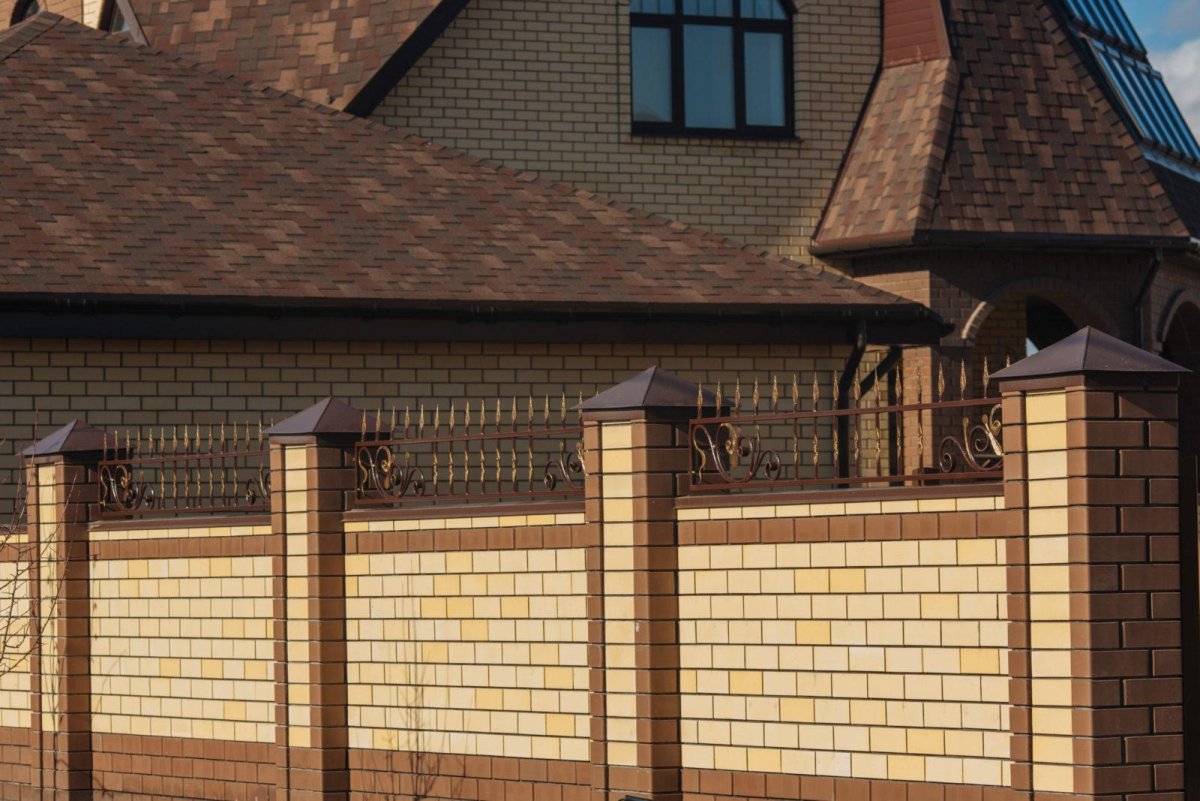 Забор из кирпича