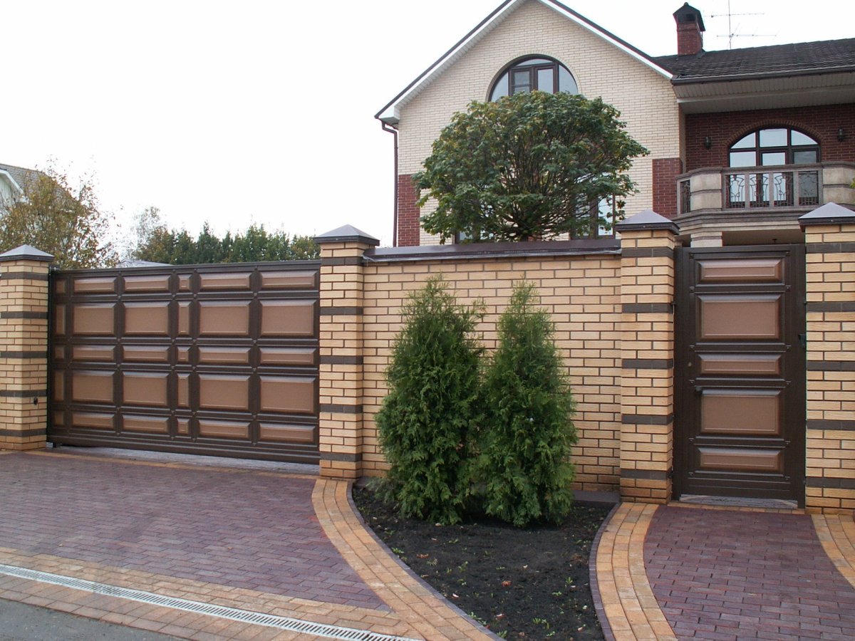 Фасадный забор из кирпича