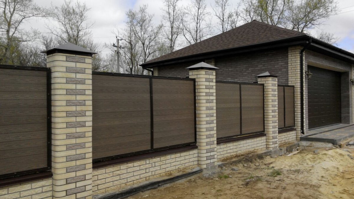 Забор с кирпичными столбами