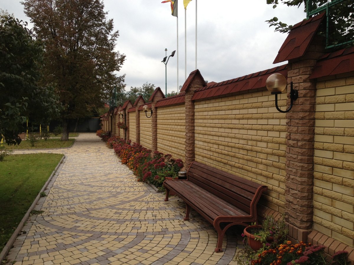 Кирпичный забор во дворе