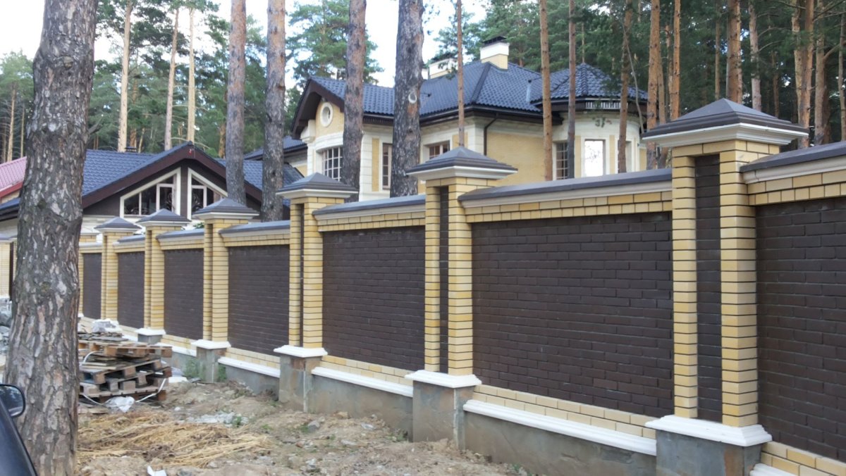 Оштукатуренный забор