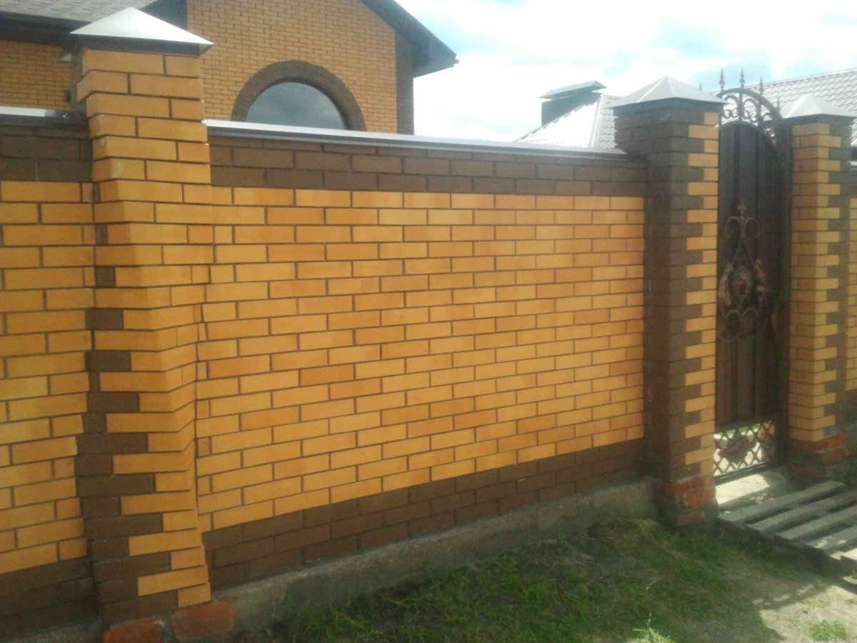 Винтовые столбы из кирпича для забора