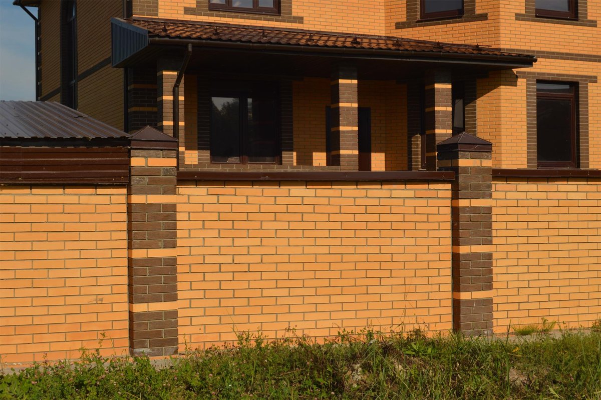 Кирпичный забор коричневый