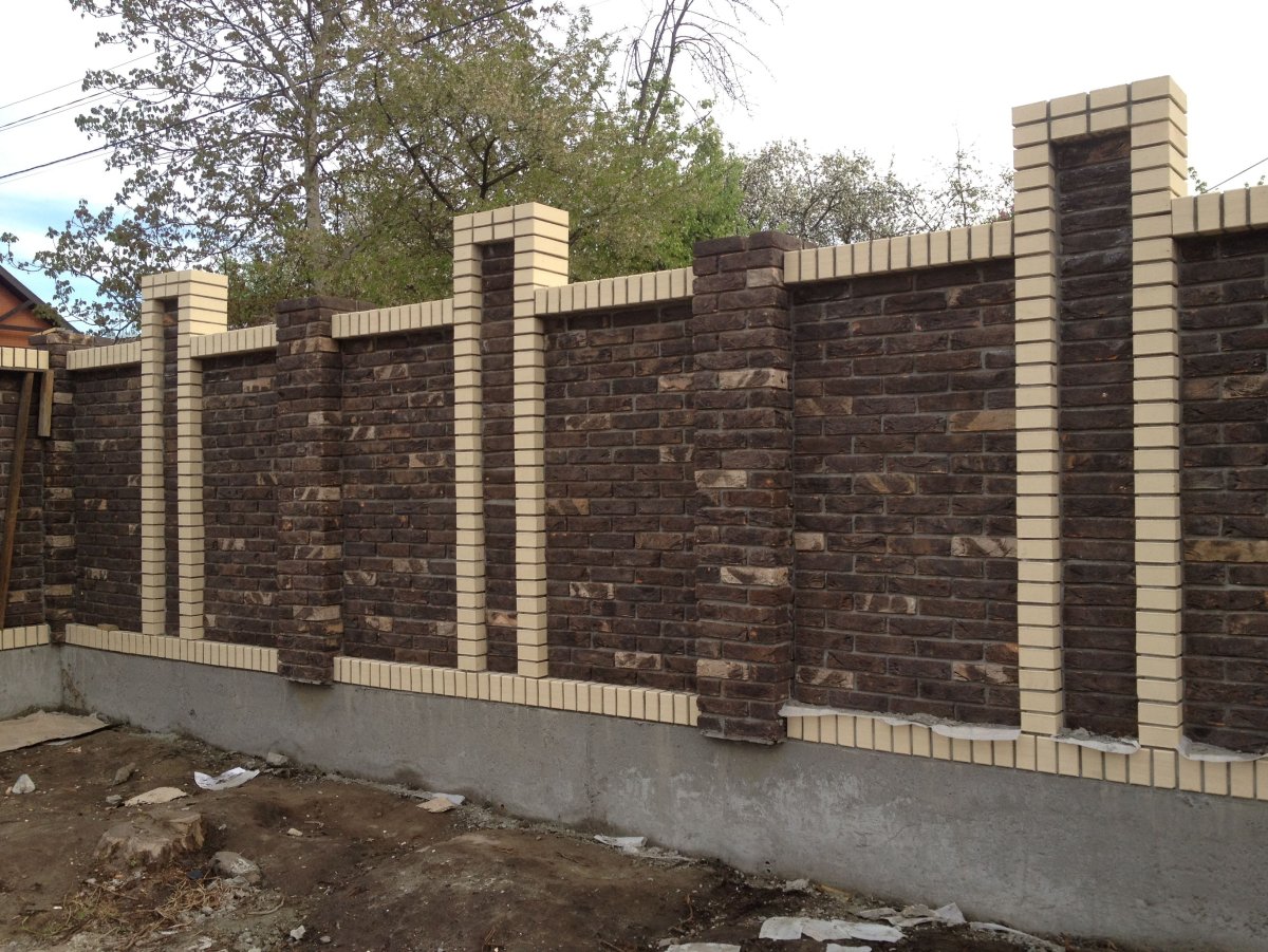 Кирпичный забор