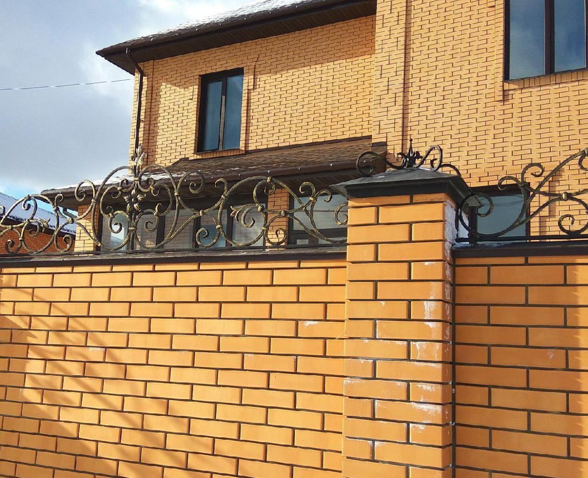 Кирпичный забор