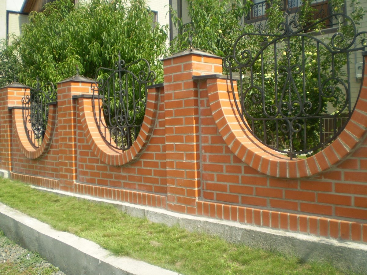 Красивые кирпичные заборы