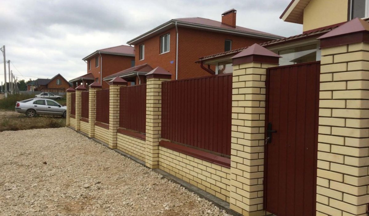 Кирпичный забор