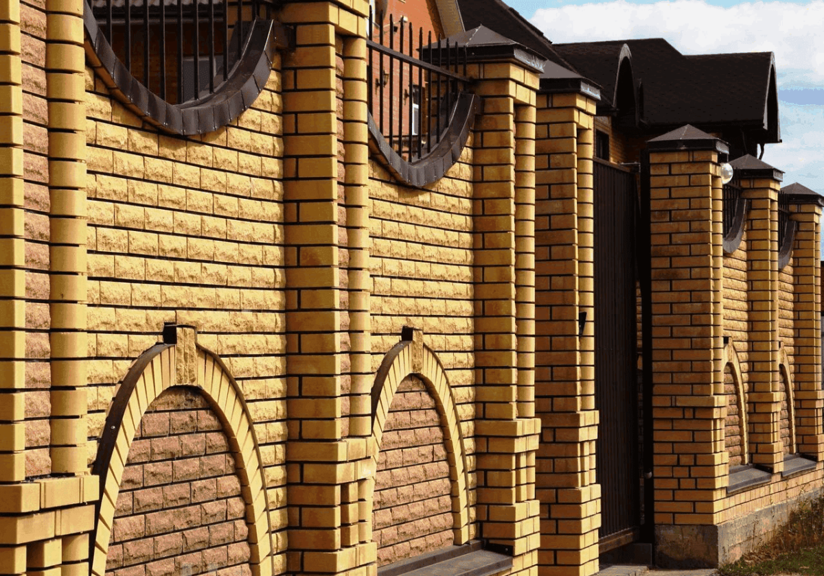 Забор из желтого кирпича