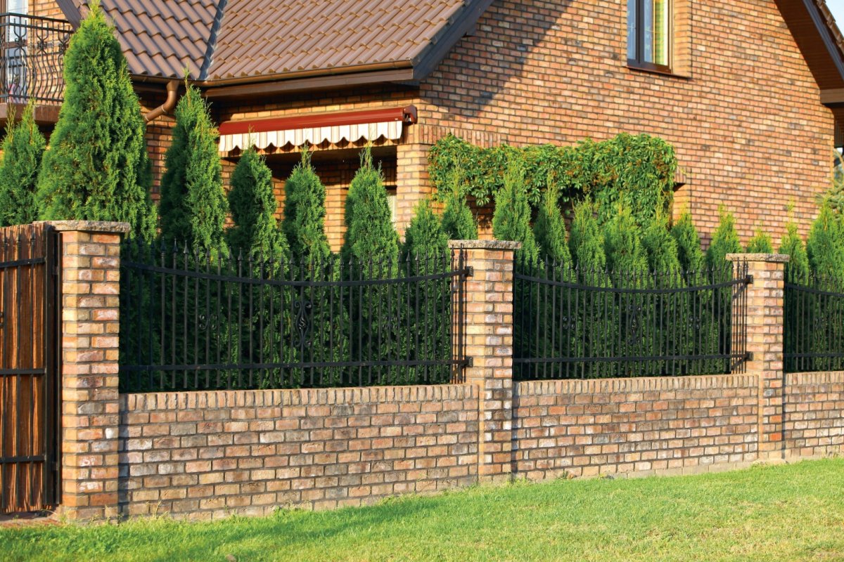 Забор из кирпича