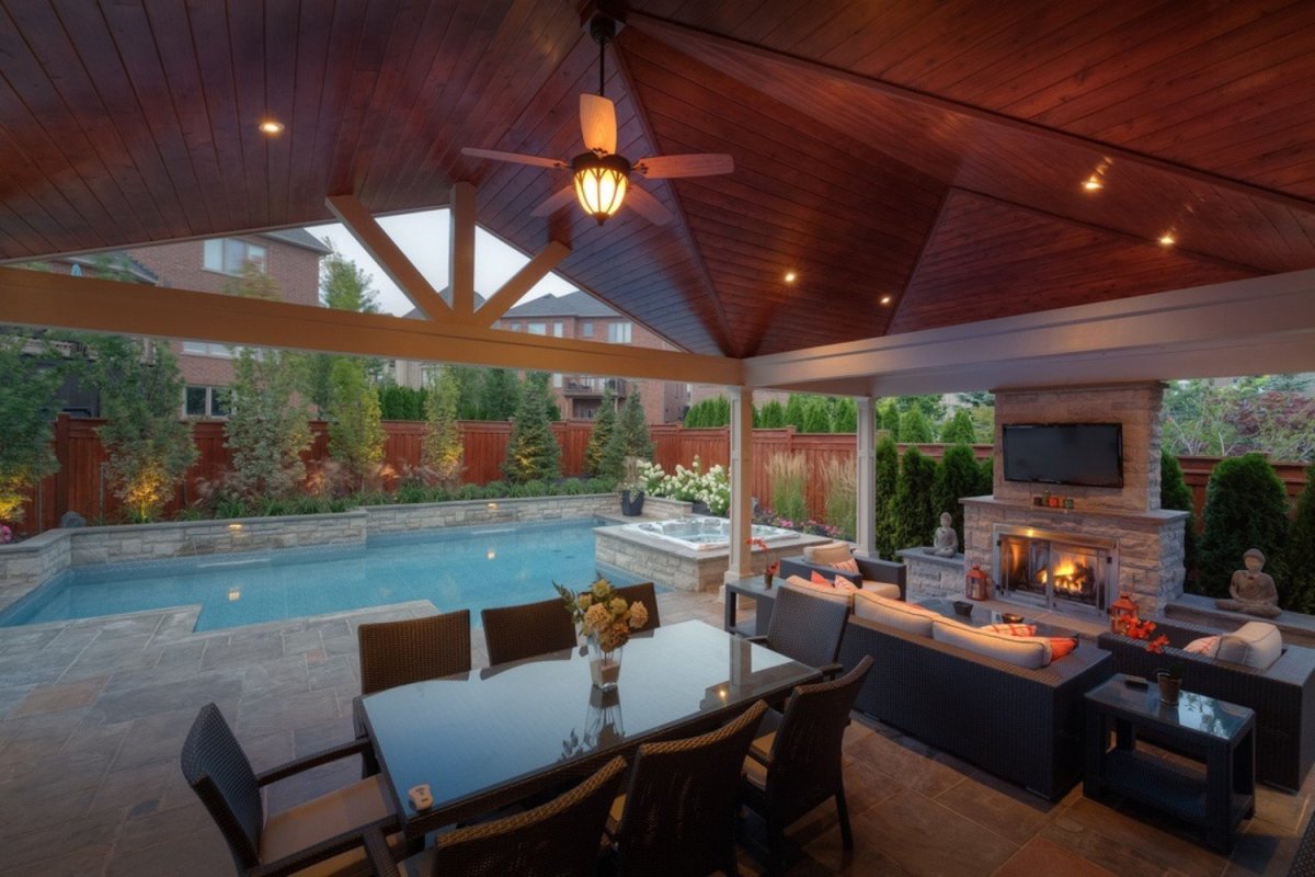 Баня с террасой и мангальной зоной и бассейном