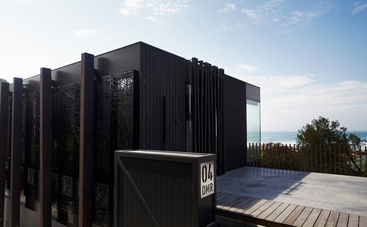 Черный фасад