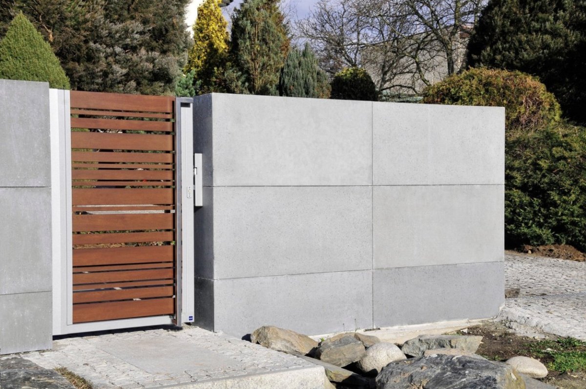 Современный забор из бетона