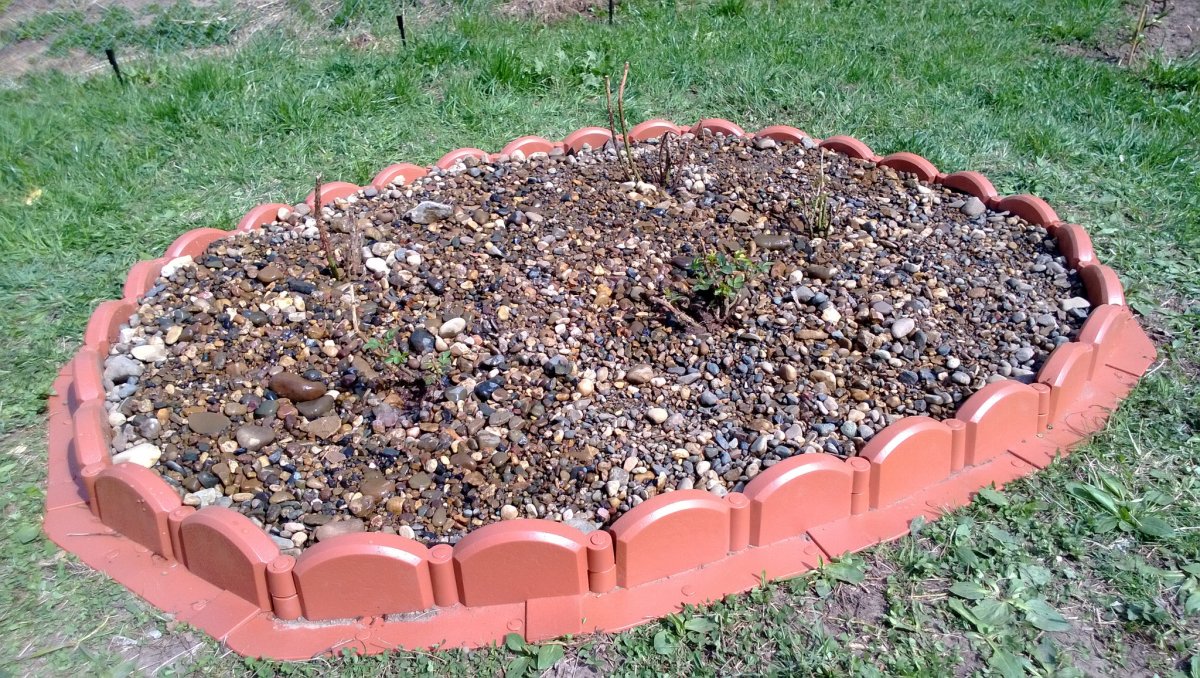 Керамзит на клумбе