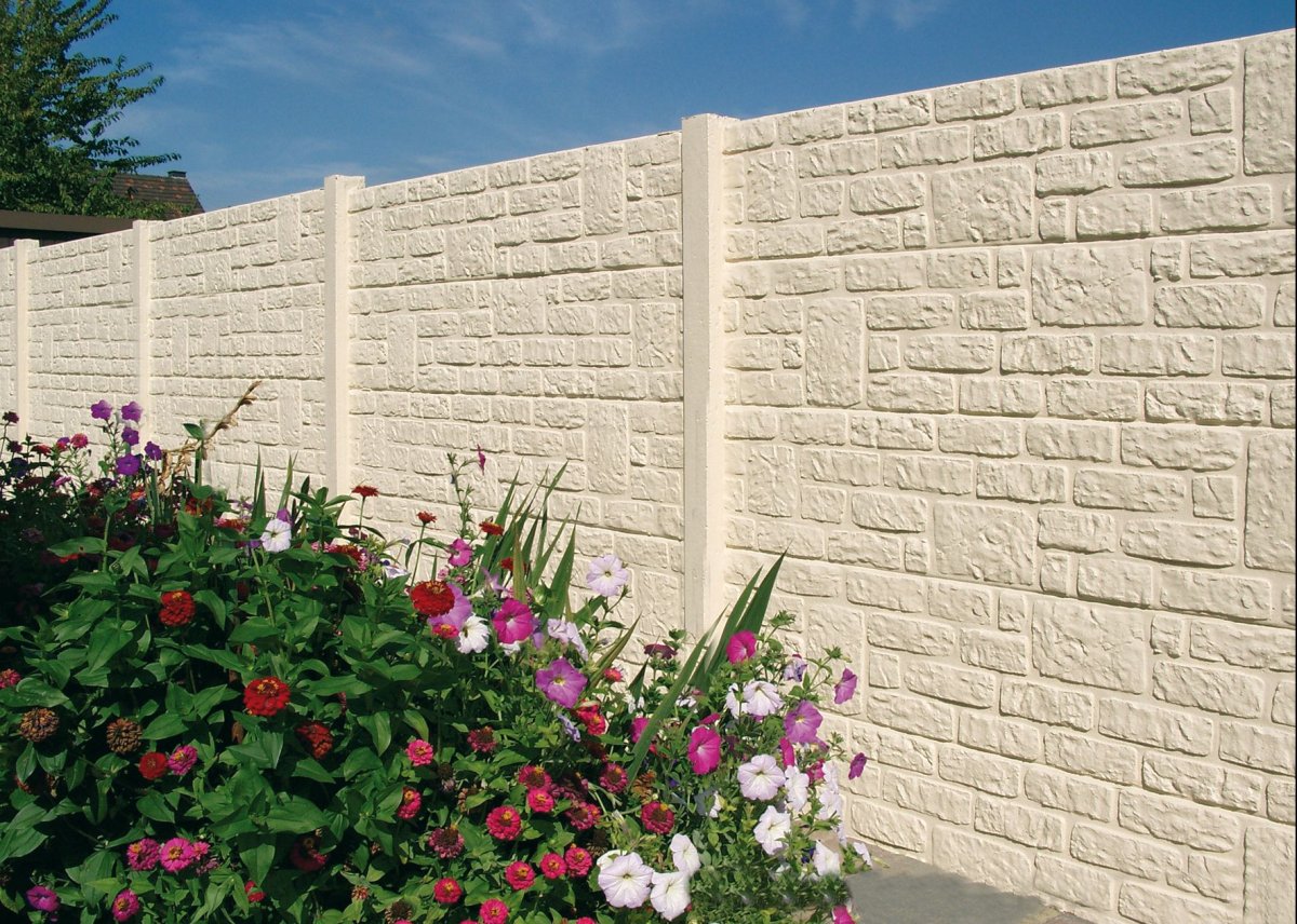 Белый бетонный забор