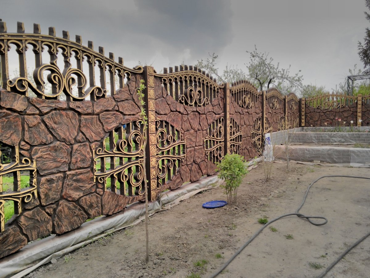 Декоративный бетонный забор