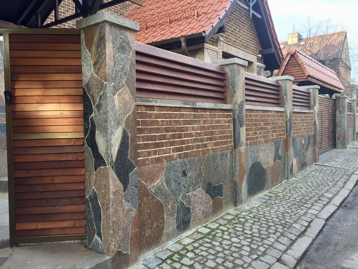 Забор отделанный камнем