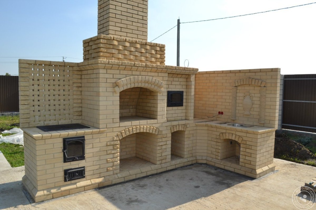 Красивые барбекю из кирпича с казаном