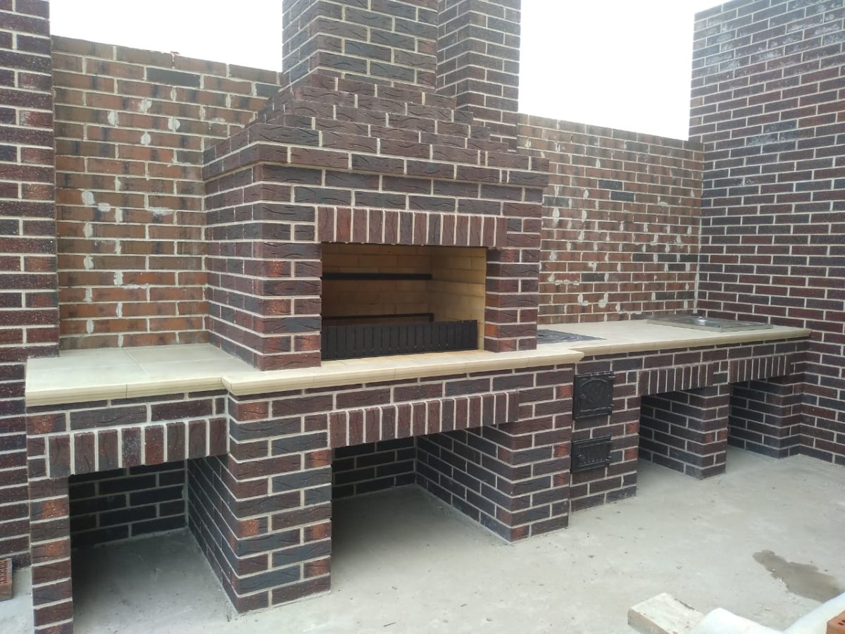 Зона барбекю из кирпича