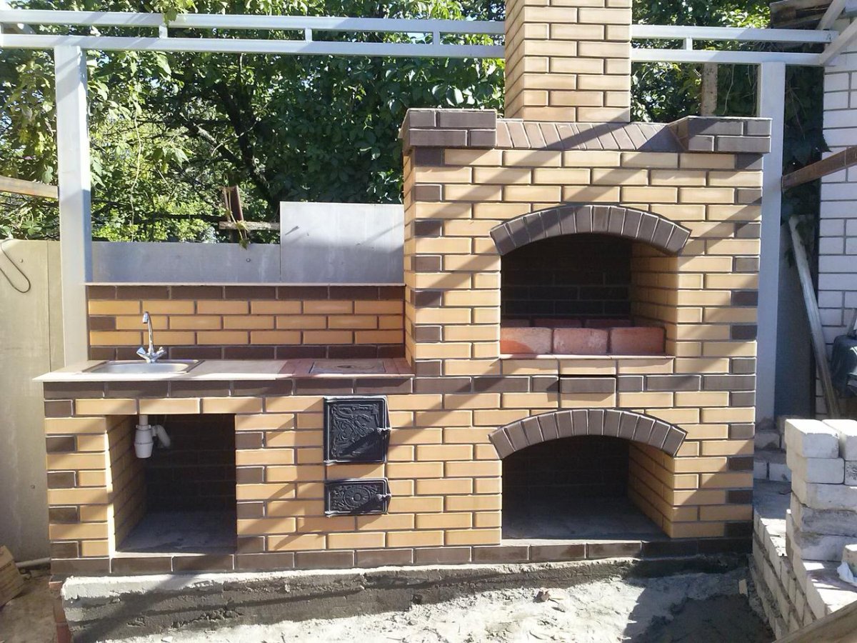 Мангальная зона с казаном и мангалом из кирпича