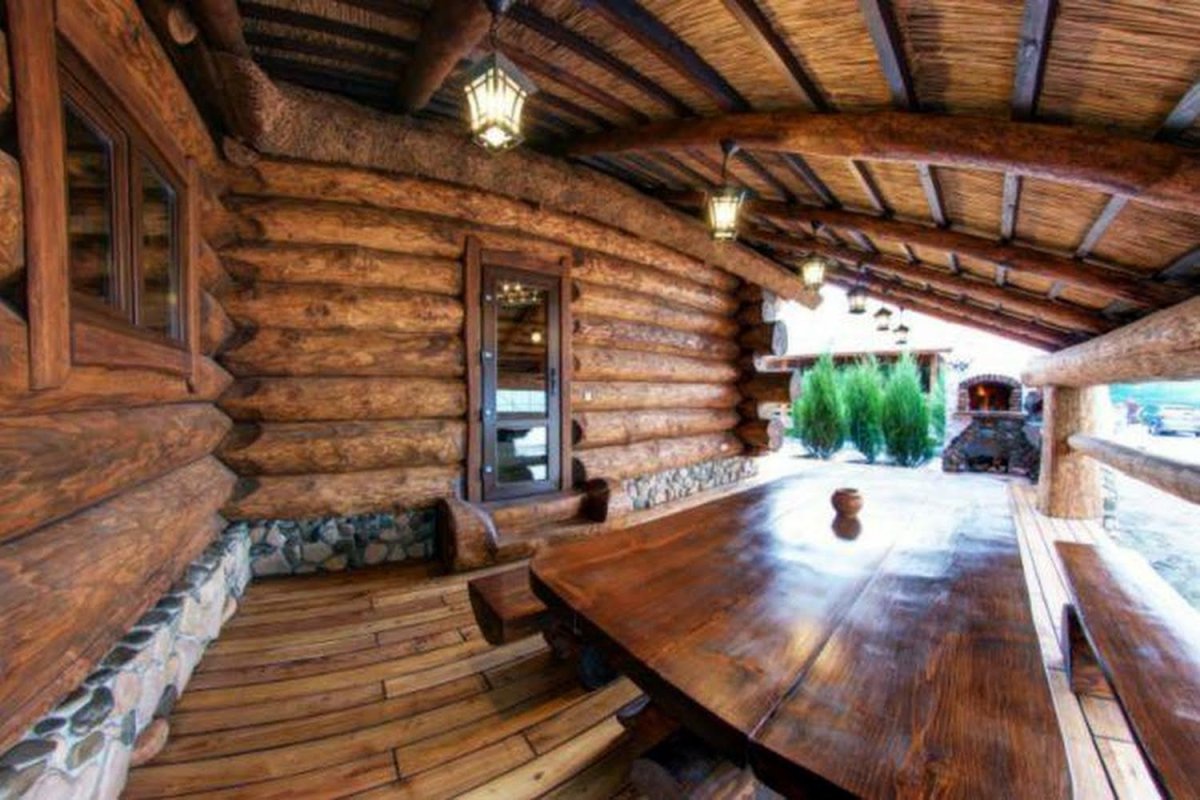 Баня в диком стиле с террасой