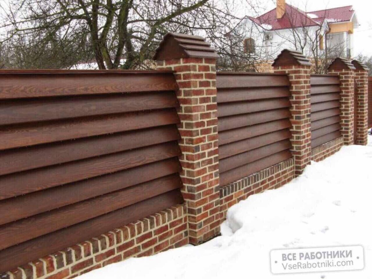 Забор из кирпича и дерева