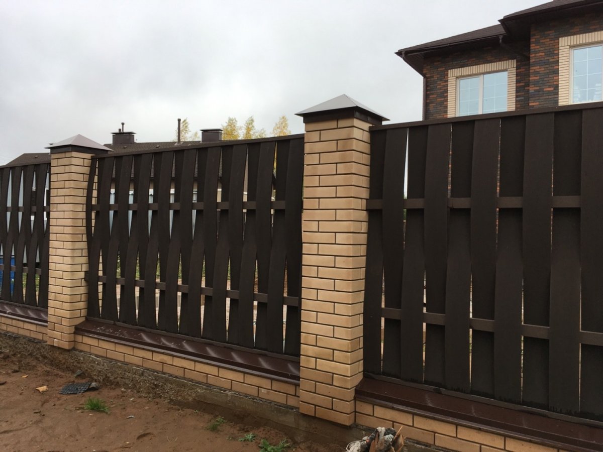 Деревянный забор с кирпичными столбами