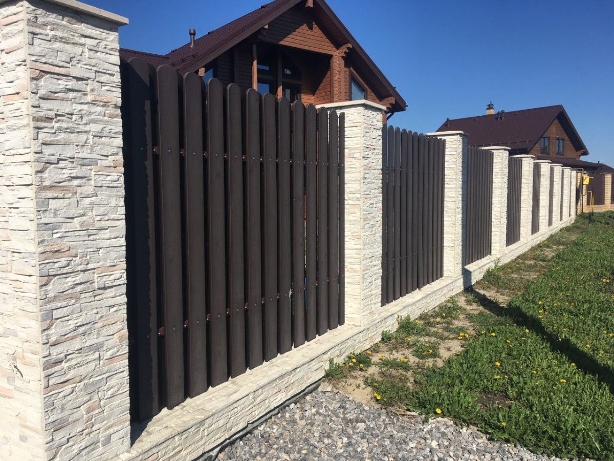 Забор с каменными столбами