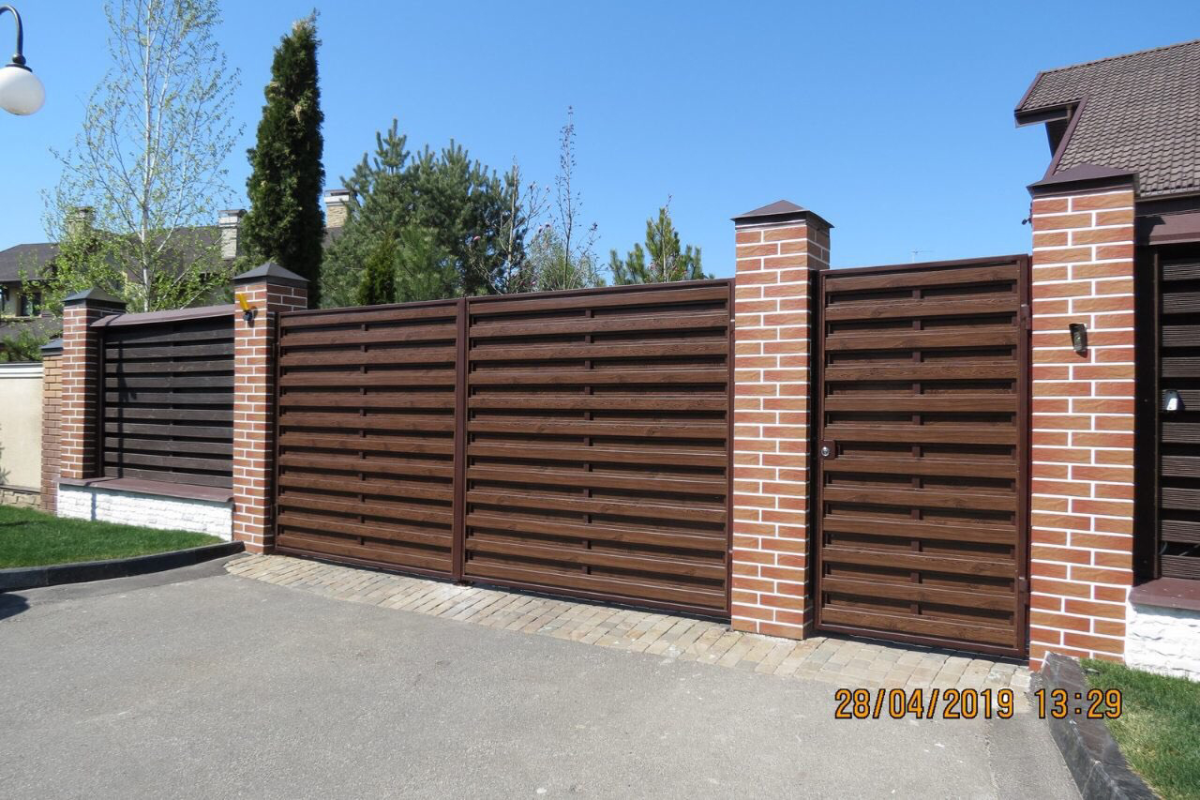 Забор из кирпичных столбов и дерева