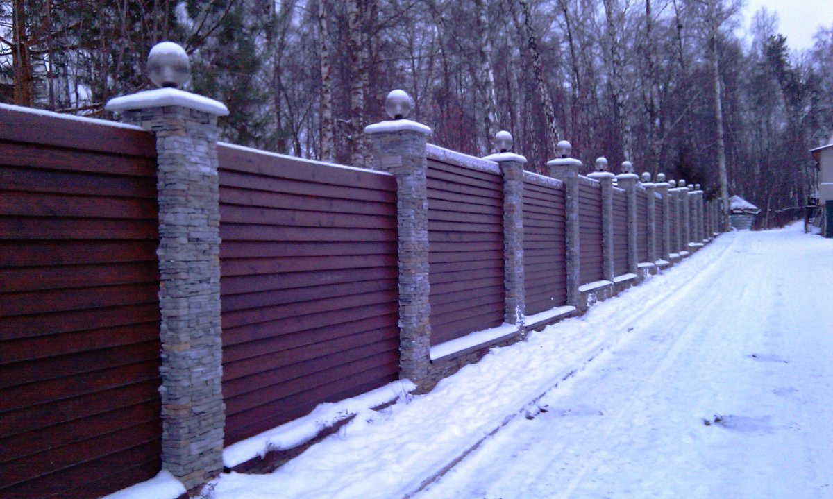 Деревянный забор с колоннами