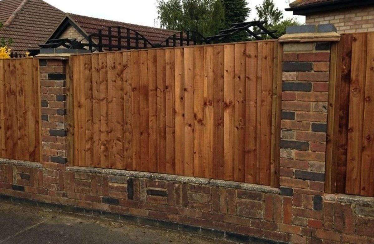 Забор из старого кирпича и дерева