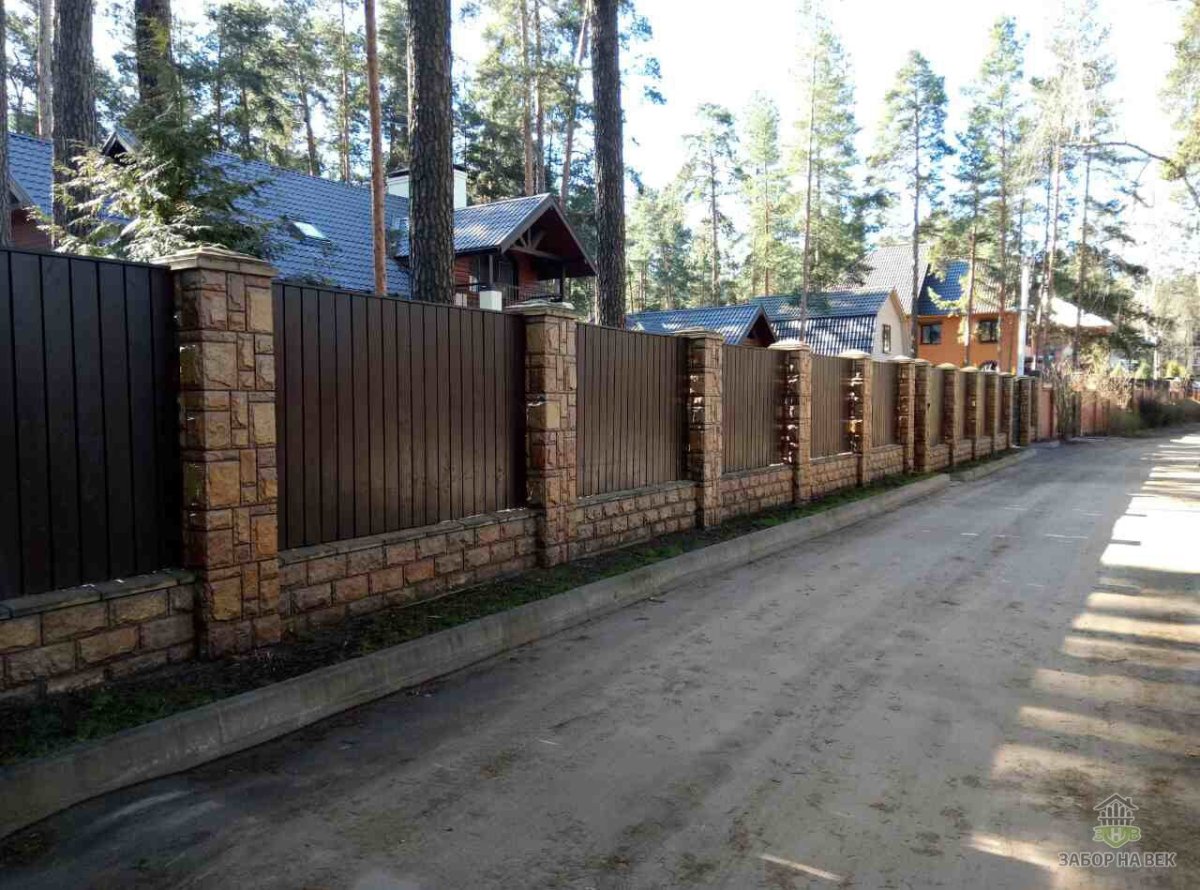 Забор из кирпича и камня