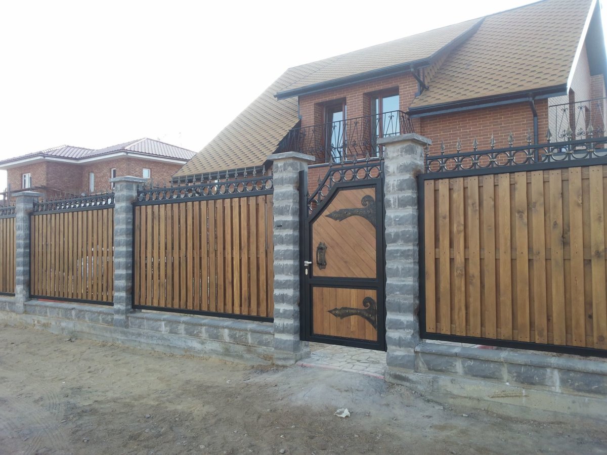 Красивый комбинированный забор