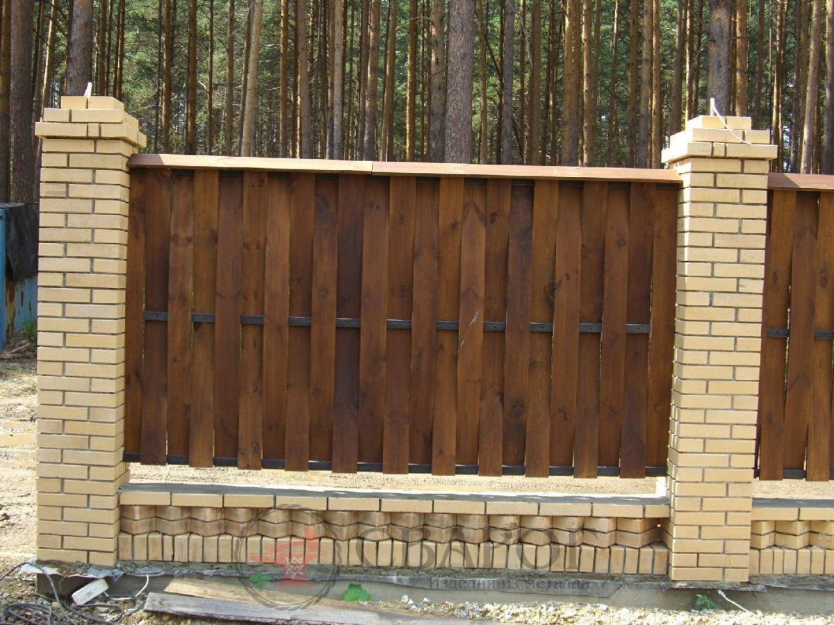 Деревянный забор с кирпичными столбами