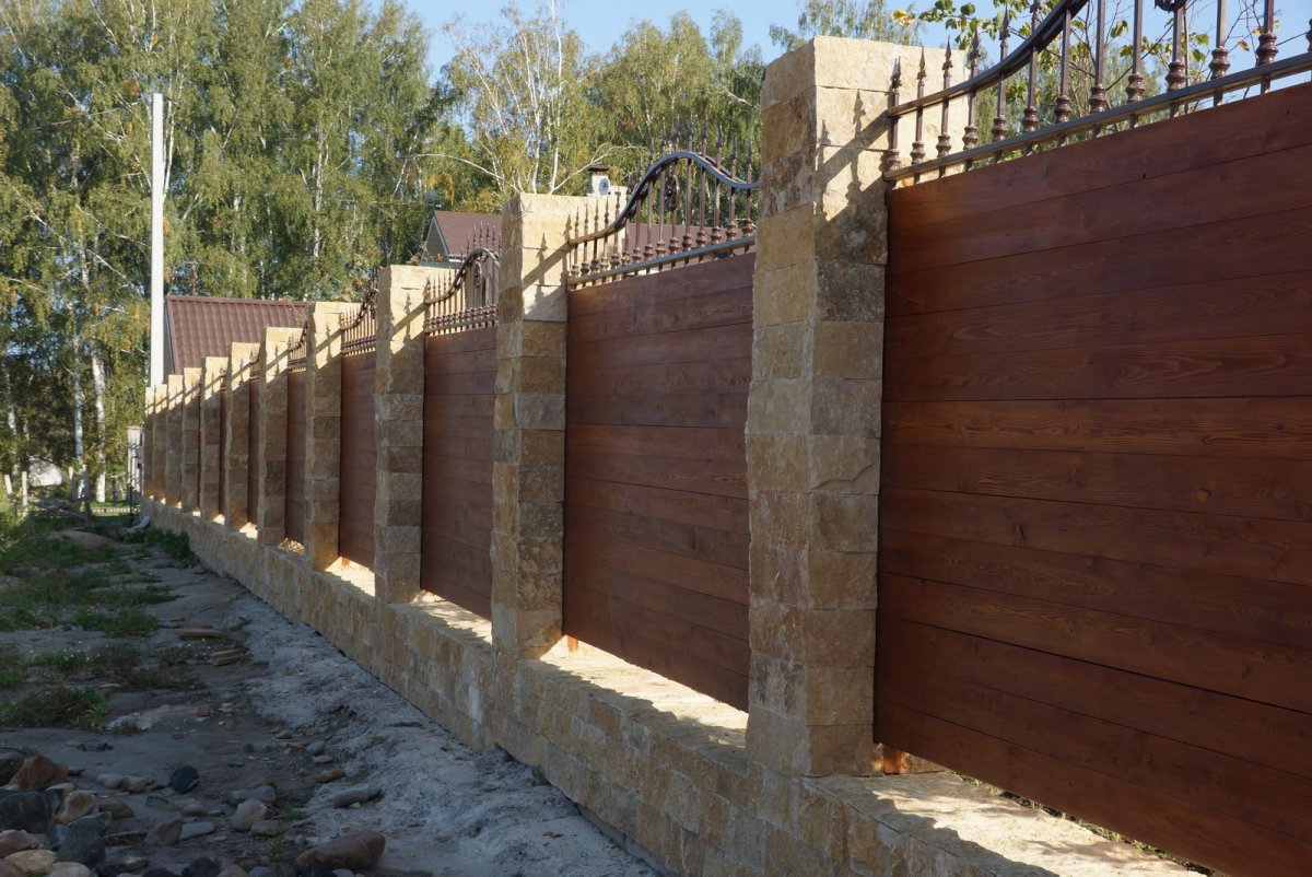 Забор облицованный камнем