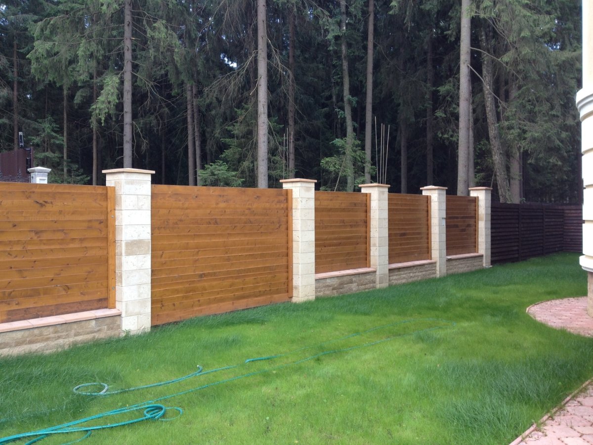 Деревянный забор с кирпичными столбами