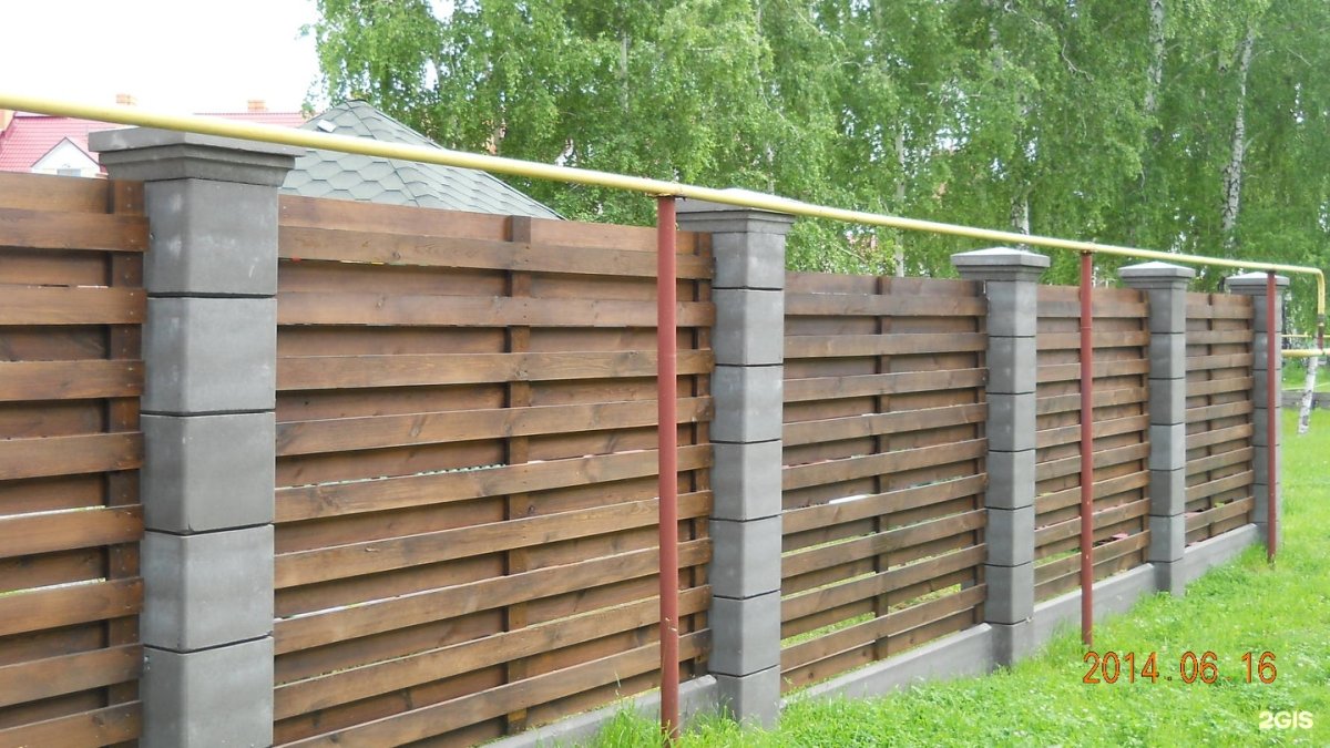 Забор из досок с бетонными столбами