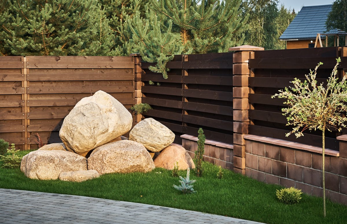 Горизонтальный камень забор