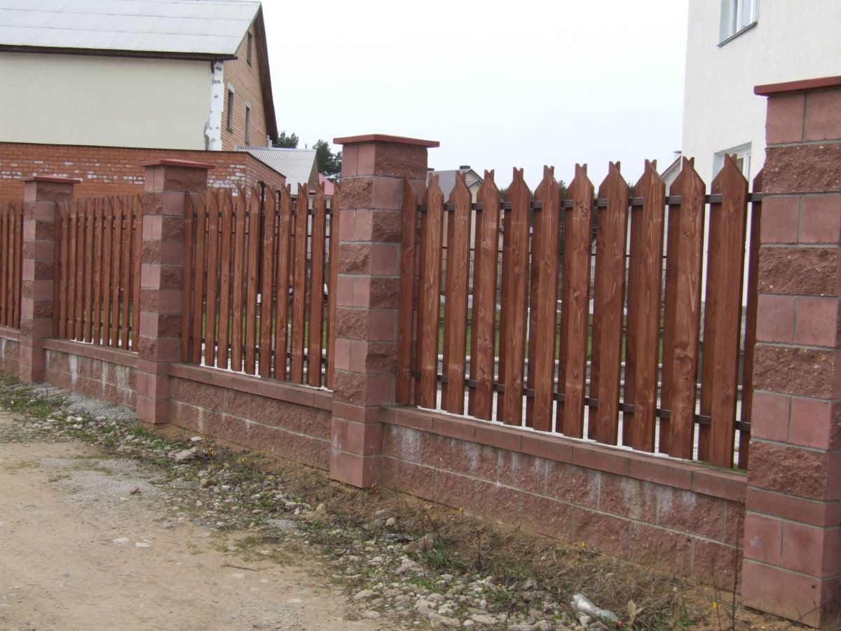 Заборы деревянные комбинированные