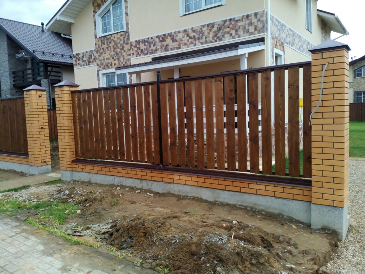 Забор из кирпичных столбов и дерева