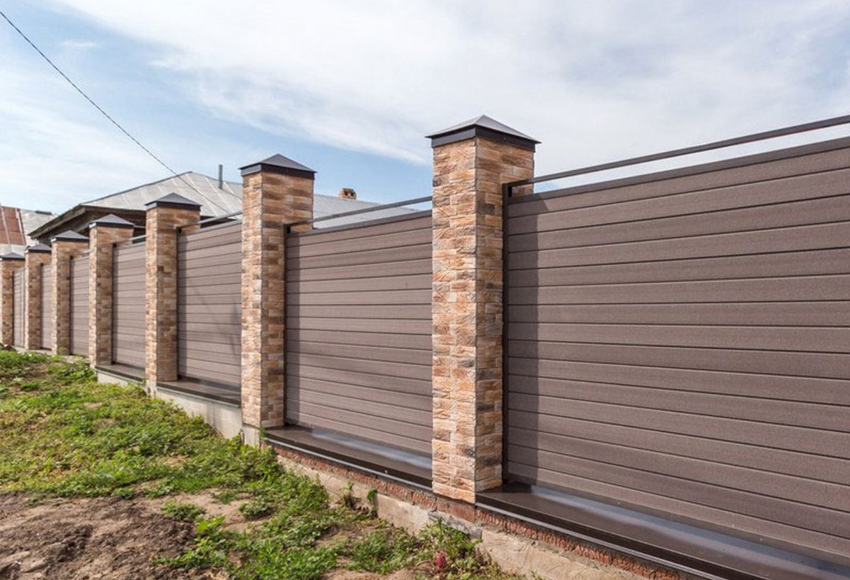 Забор кирпичные столбы и ДПК