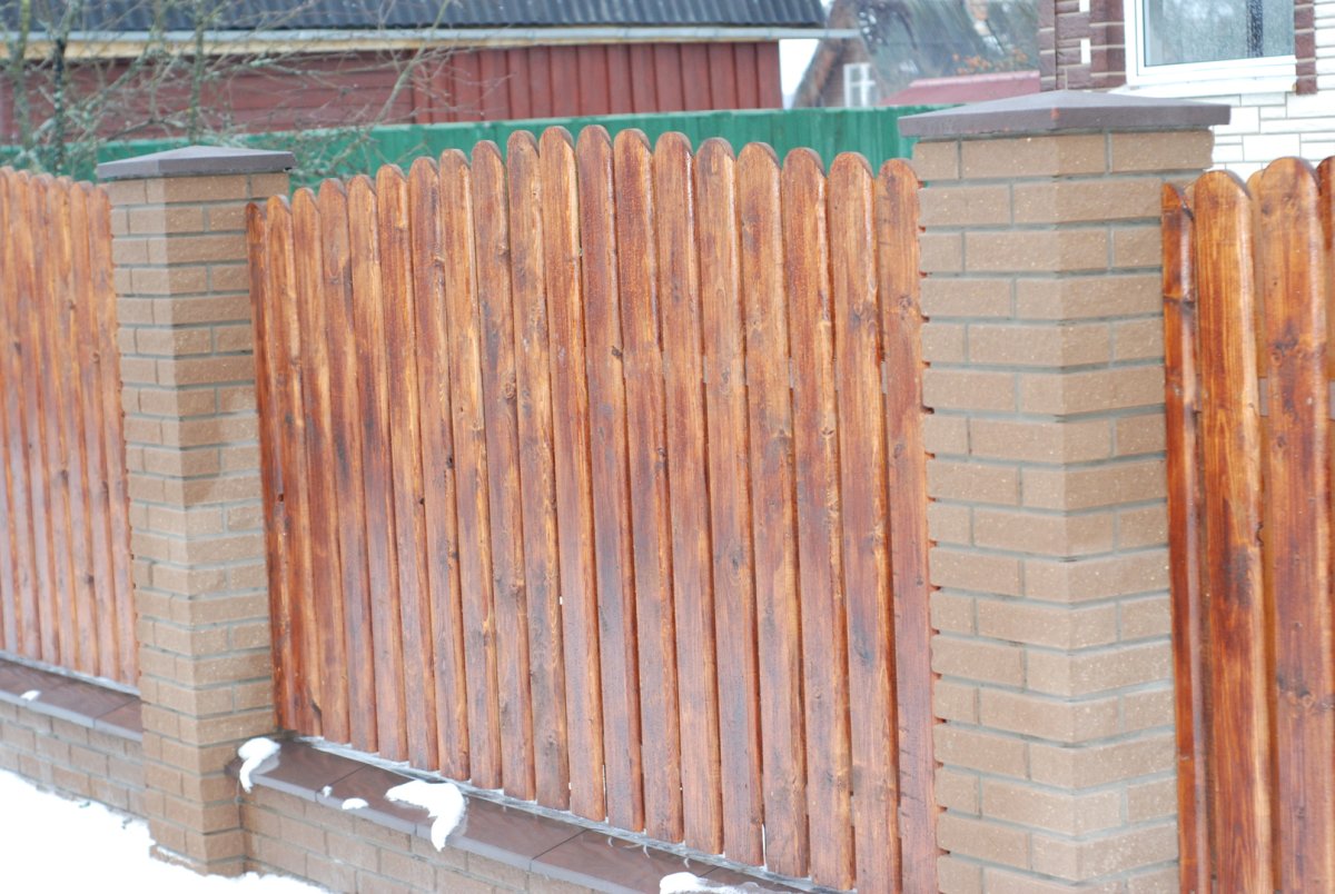 Деревянный забор с кирпичными столбами