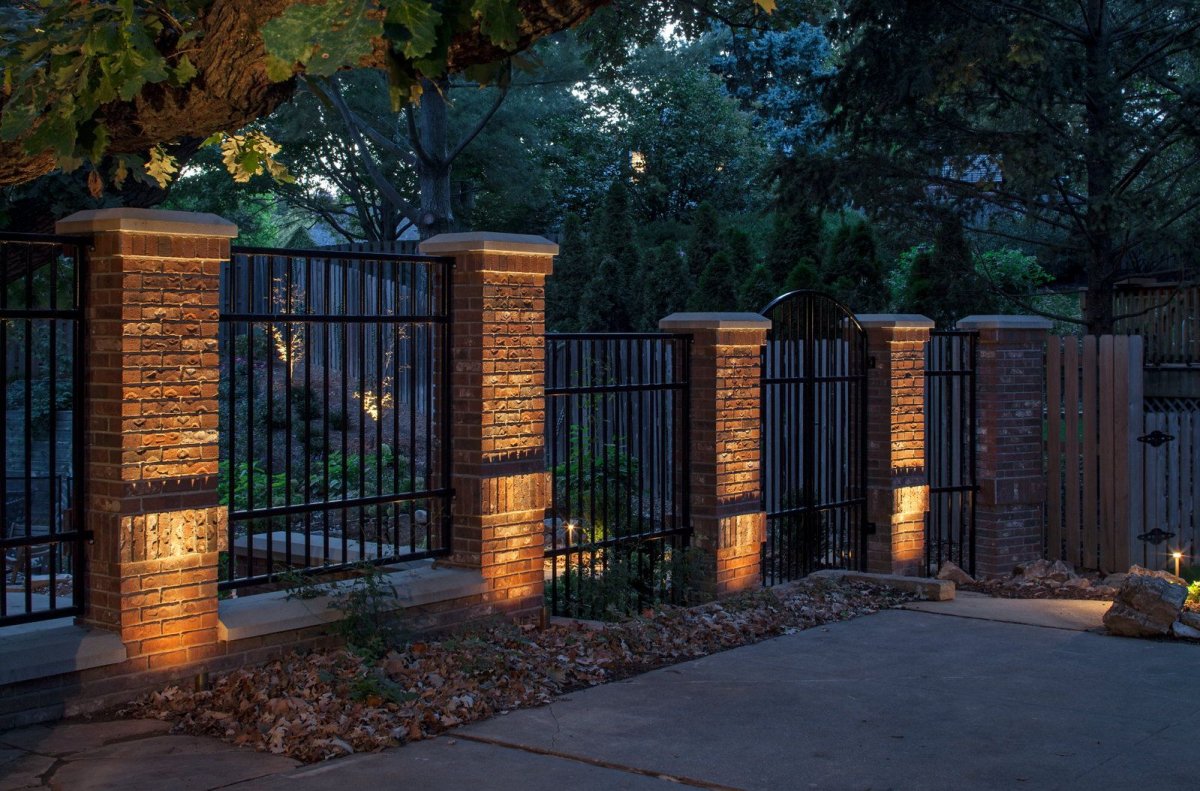 Подсветка забора столбов