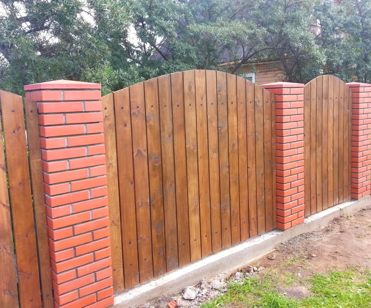 Деревянный забор с кирпичными столбами