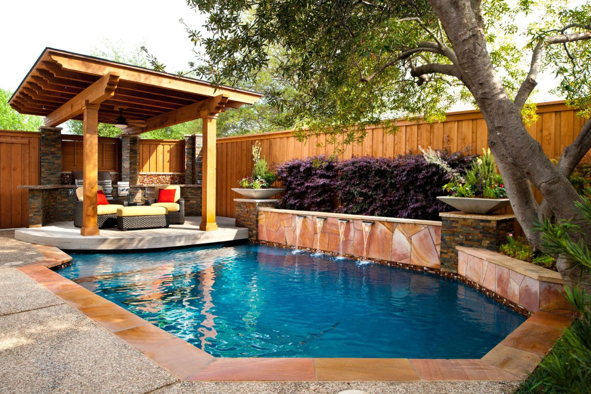 Беседка рядом с бассейном