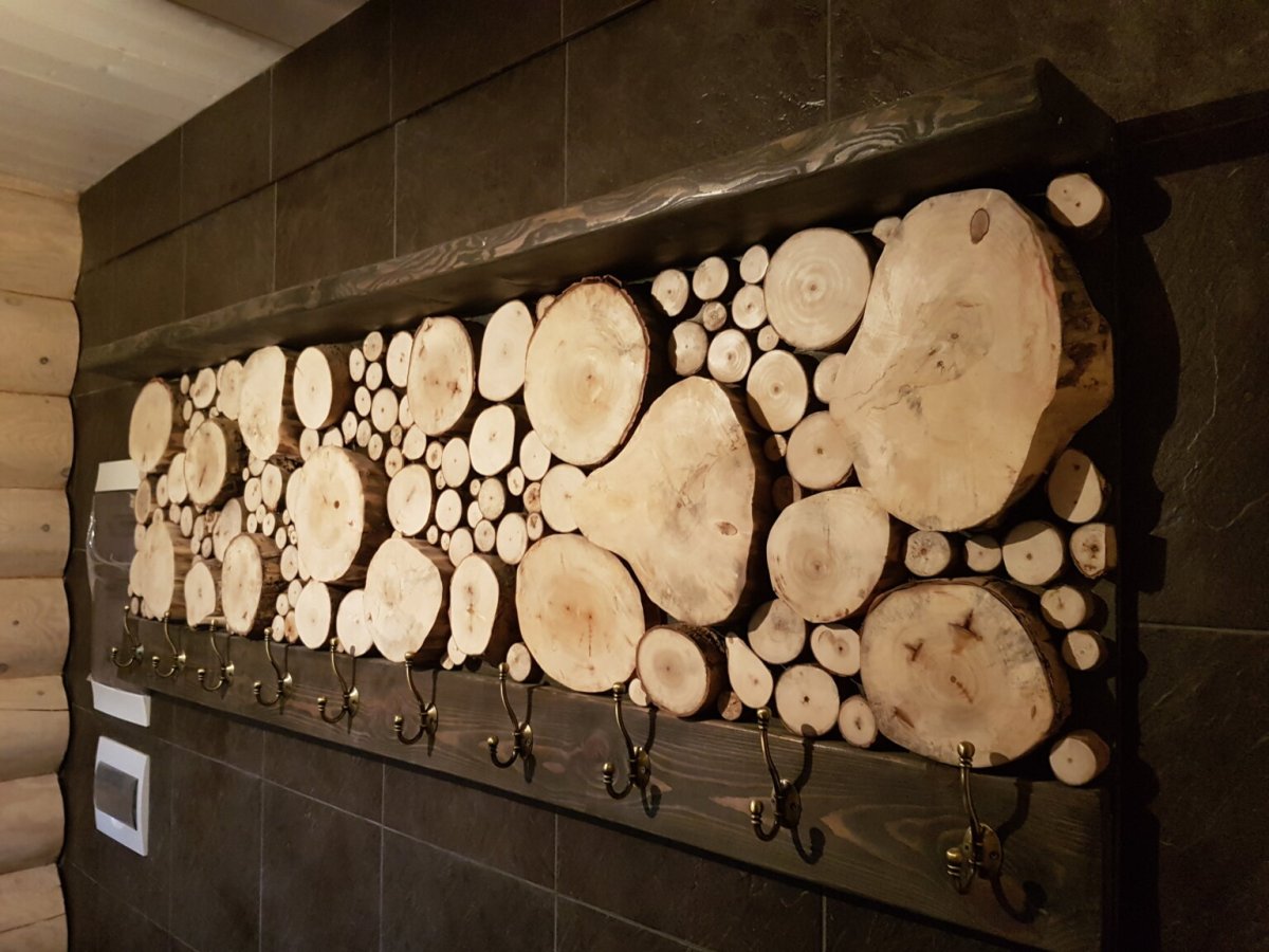 Стена из спилов дерева в бане