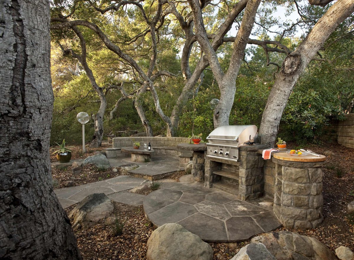 Зона барбекю на даче из камня